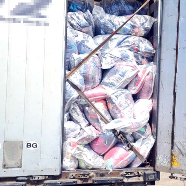 Peste 15 tone de haine second-hand, transportate ilegal din Bulgaria, oprite la P.T.F. Giurgiu