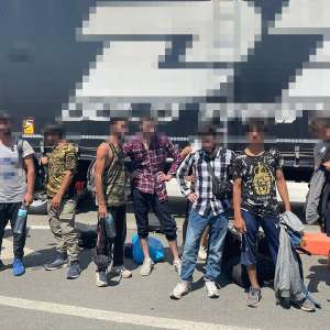 Două TIR-uri oprite la PTF Nădlac II. 26 de cetăţeni străini depistaţi ascunşi în compartimentele pentru marfă