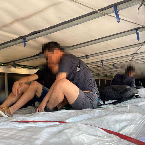 34 de cetăţeni străini, depistați ascunși de polițiștii de frontieră arădeni și bihoreni