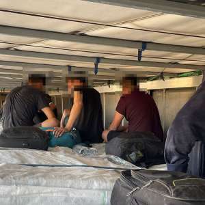 34 de cetăţeni străini, depistați ascunși de polițiștii de frontieră arădeni și bihoreni