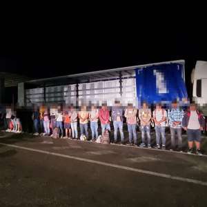 TIR cu 40 de cetăţeni străini oprit la Nădlac II. Alte şapte persoane depistate la Borş II, într-un automarfar condus de un bulgar.