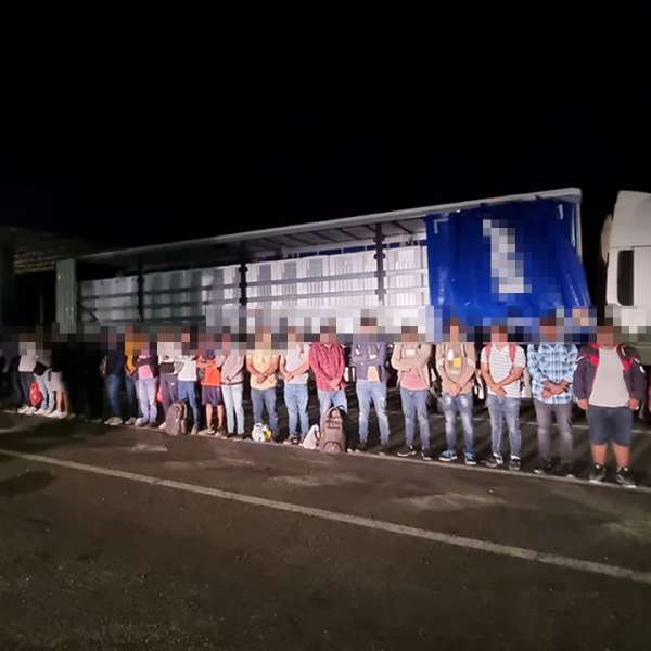 TIR cu 40 de cetăţeni străini oprit la Nădlac II. Alte şapte persoane depistate la Borş II, într-un automarfar condus de un bulgar.