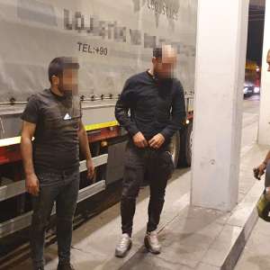 Cetățeni sirieni ascunși pe osia semiremorcii unui autocamion