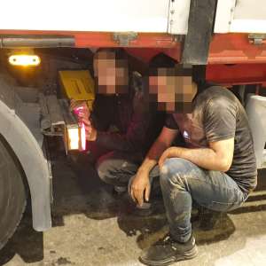 Cetățeni sirieni ascunși pe osia semiremorcii unui autocamion