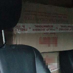 Mercedes, cu număr fals de înmatriculare și încărcat cu baxuri cu țigări, confiscat de polițiștii de frontieră