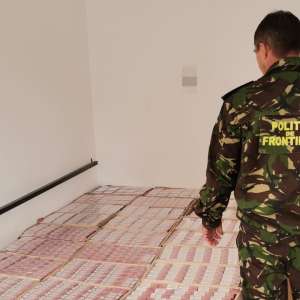 Mercedes, cu număr fals de înmatriculare și încărcat cu baxuri cu țigări, confiscat de polițiștii de frontieră