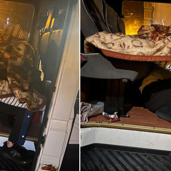 Trei indieni ascunși sub o pătură, depistaţi într-un microbuz la P.T.F. Nădlac II