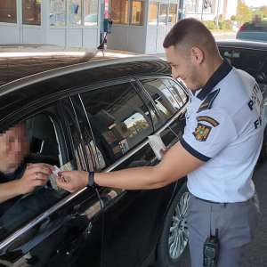 Permis de conducere polonez fals, depistat la intrarea în ţară