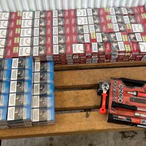 Ţigări de contrabandă descoperite în aripa unui autoturism