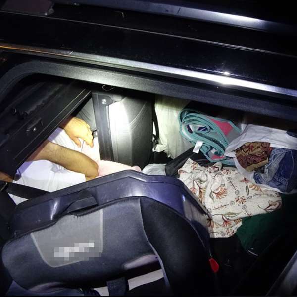 Cetățean sirian depistat ascuns în portbagajul unui autoturism