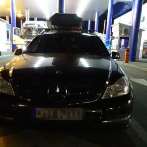 Cetățean sirian depistat ascuns în portbagajul unui autoturism