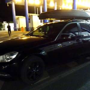 Cetățean sirian depistat ascuns în portbagajul unui autoturism