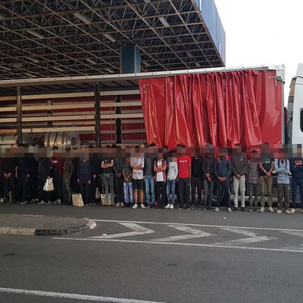90 de cetăţeni străini depistați ascunși în diferite mijloace de transport, la granița cu Ungaria