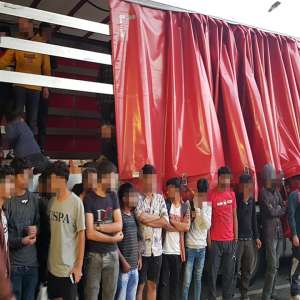 90 de cetăţeni străini  depistați ascunși în diferite mijloace de transport, la granița cu Ungaria