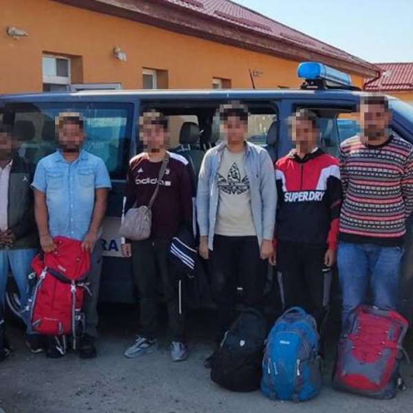 Doi cetățeni români arestați preventiv pentru trafic de migranți