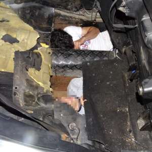 Doi cetățeni sirieni depistați ascunşi în podeaua unui autoturism la PTF Calafat