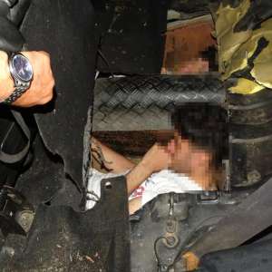 Doi cetățeni sirieni depistați ascunşi în podeaua unui autoturism la PTF Calafat