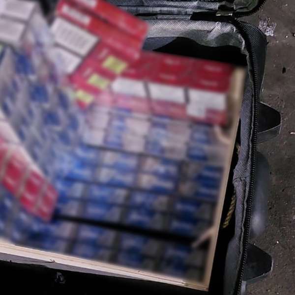 Ţigări de contrabandă ascunse în valiză, depistate la trecerea frontierei