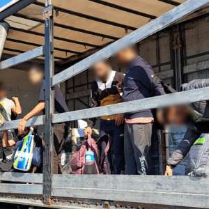 24 de cetăţeni străini, depistați ascunși în TIR-uri