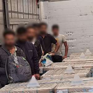 24 de cetăţeni străini, depistați ascunși în TIR-uri