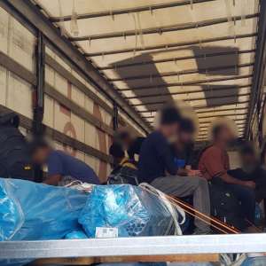 24 de cetăţeni străini, depistați ascunși în TIR-uri