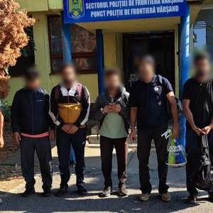 24 de cetăţeni străini, depistați ascunși în TIR-uri