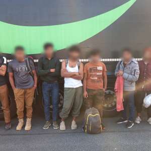 24 de cetăţeni străini, depistați ascunși în TIR-uri