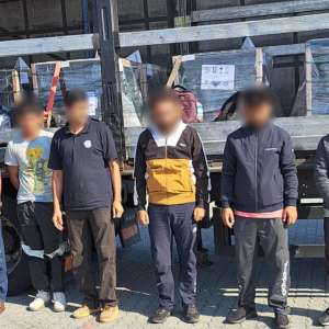 24 de cetăţeni străini, depistați ascunși în TIR-uri