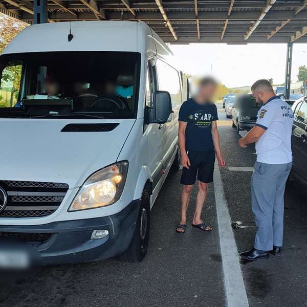 Microbuz radiat din circulaţie, descoperit de polițiștii de frontieră la PTF Albiţa
