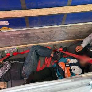 Peste 100 de cetățeni străini care intenţionau să ajungă ilegal în Spaţiul Schengen, găsiţi ascunşi în două camioane