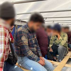 Peste 100 de cetățeni străini care intenţionau să ajungă ilegal în Spaţiul Schengen, găsiţi ascunşi în două camioane