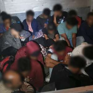 Peste 100 de cetățeni străini care intenţionau să ajungă ilegal în Spaţiul Schengen, găsiţi ascunşi în două camioane