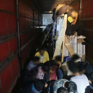 Peste 100 de cetățeni străini care intenţionau să ajungă ilegal în Spaţiul Schengen, găsiţi ascunşi în două camioane