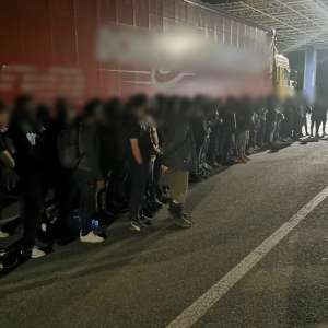 Peste 100 de cetățeni străini care intenţionau să ajungă ilegal în Spaţiul Schengen, găsiţi ascunşi în două camioane