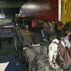 Peste 100 de cetățeni străini care intenţionau să ajungă ilegal în Spaţiul Schengen, găsiţi ascunşi în două camioane