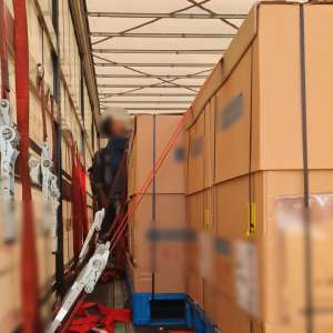 29 de cetăţeni străini, depistați ascunși  în diferite mijloace de transport