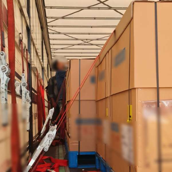 29 de cetăţeni străini, depistați ascunși în diferite mijloace de transport