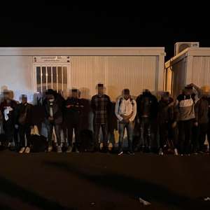 24 de cetăţeni străini  depistați ascunși în două mijloace de transport, la granița cu Ungaria