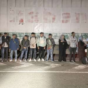 60 de cetăţeni străini, depistați ascunși printre mărfurile din camioane. Într-un singur tir, polițiștii de frontieră au găsit 40 de persoane