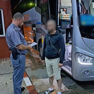 Prietenul i-a facilitat obţinerea unui permis de conducere fals şi s-a ales cu dosar penal