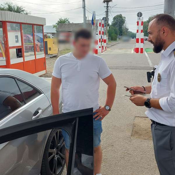 Conducea un autoturism având doar un permis de conducere fals în rucsac