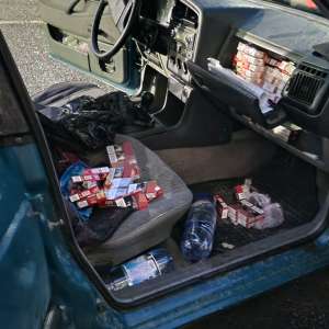 Ţigări şi alcool de contrabandă oprite la intrarea în ţară