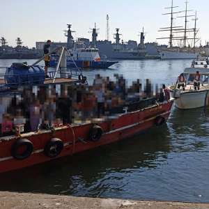 Ambarcaţiune cu migranţi interceptată de poliţiştii de frontieră români, în apropierea ţărmului românesc al Mării Negre