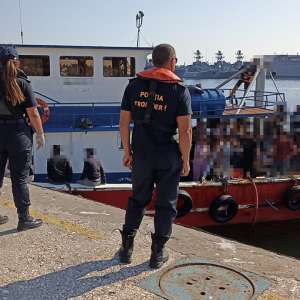 Ambarcaţiune cu migranţi interceptată de poliţiştii de frontieră români, în apropierea ţărmului românesc al Mării Negre