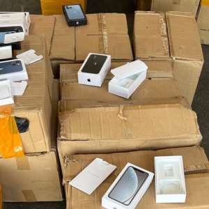 Bunuri contrafăcute şi nedeclarate, în valoare de 4,5 milioane de lei, depistate în Portul Constanţa