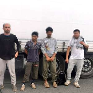 22 de cetăţeni străini, depistați ascunși în trei autovehicule