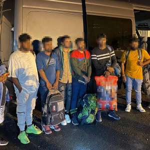 22 de cetăţeni străini, depistați ascunși în trei autovehicule