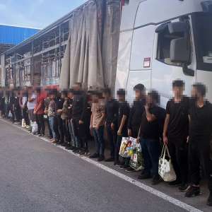 35 de cetățeni străini care intenţionau să ajungă ilegal în Spaţiul Schengen, găsiţi ascunşi într-un TIR cu mobilă