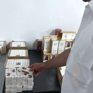 Parfumuri şi articole de încălţăminte, susceptibile a fi contrafăcute, descoperite la P.T.F. Giurgiu