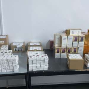 Parfumuri şi articole de încălţăminte, susceptibile a fi contrafăcute, descoperite la P.T.F. Giurgiu